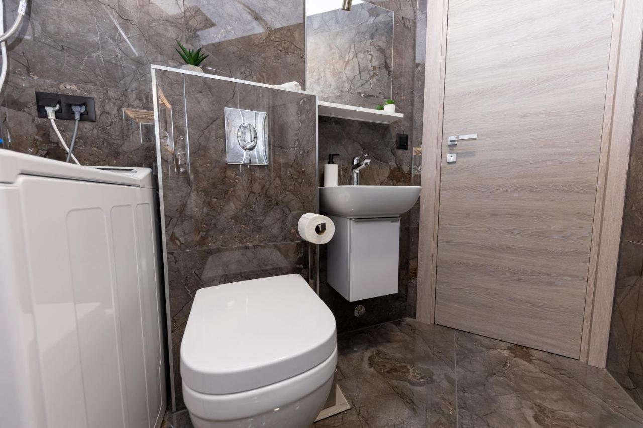 New Studio For 2, Free Private Garage Spot, Wi-Fi, 200 M From Mall Of Split Exteriör bild